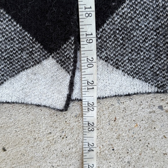 Cynthia Rowley Black/White Argyle Cardigan w Removable Faux Fur Collar Medium - Picture 9 of 12